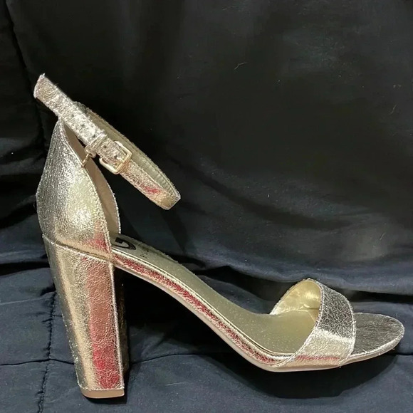 🔥 GUESS Gold heels - Picture 3 of 7